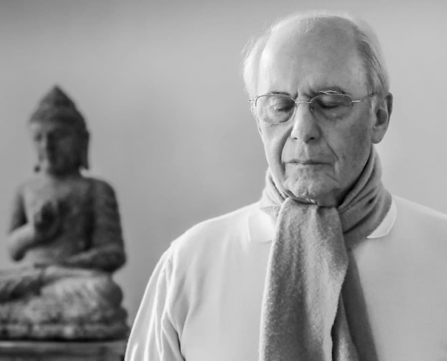 Meditation mit geschlossenen Augen