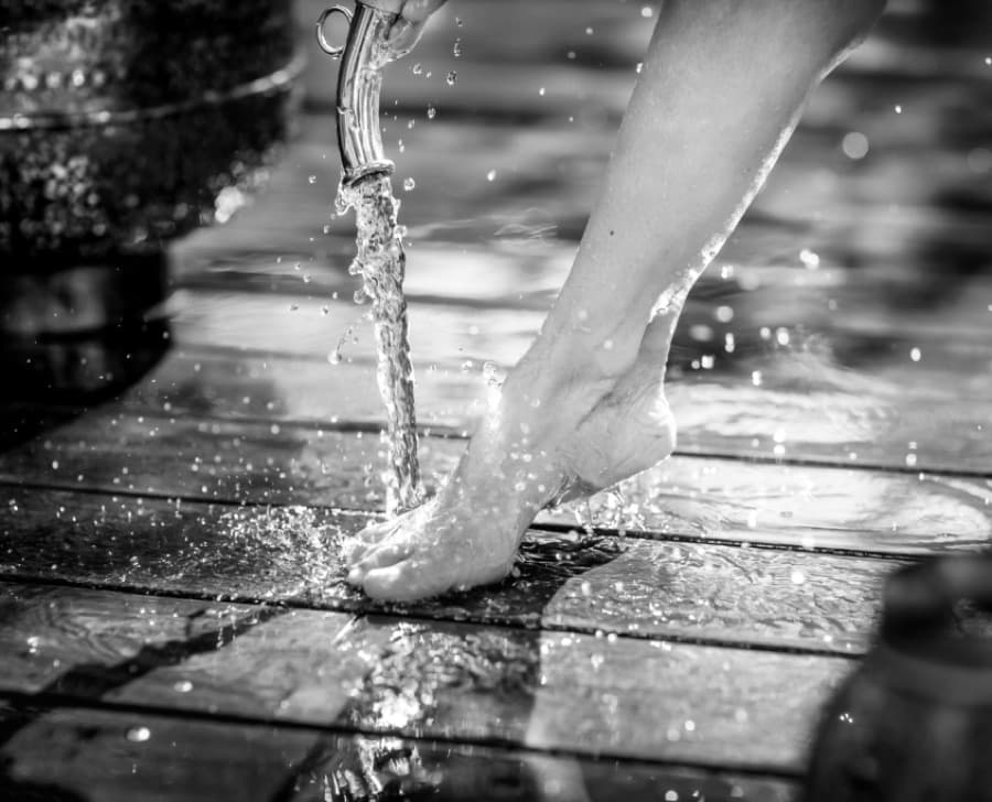 Kneipp-Guss: Wasser läuft über den Fuß
